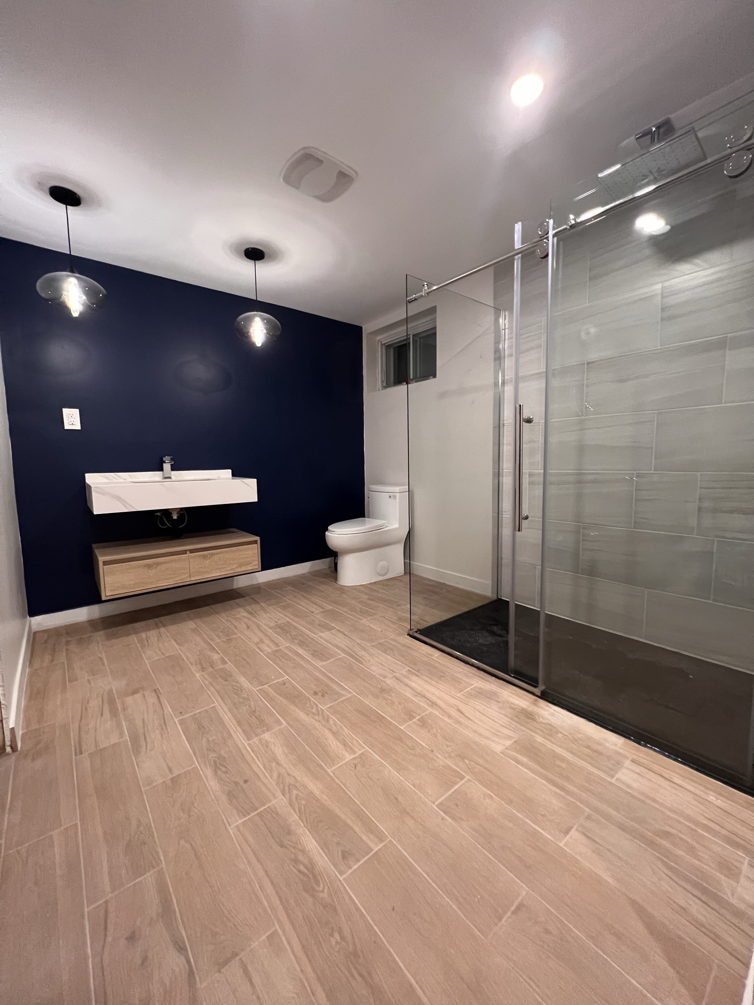 Residential flood restoration bathroom reconstruction Laval Canada